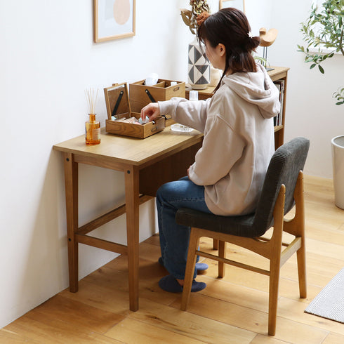 大きすぎず小さすぎず、使い勝手の良さ、また収納力を保ちながらも、デスクやドレッサーの上に置いても場所を取らない、日常的に使いやすいサイズ感です。