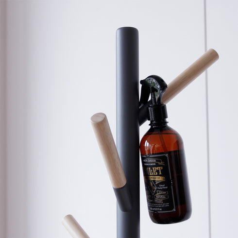 【細やかな使い心地の工夫】
軽いスプレーや布小物なども引っかけやすい設計で、暮らしの中の細かな“ちょっと置き”をしっかり受け止めてくれる頼れる一台です。