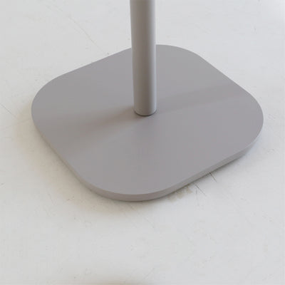 【安全設計のやさしいカタチ】
土台の角は丸みを持たせたスクエア型で、うっかり足が当たっても痛くなりにくく、小さなお子さまやペットがいるご家庭でも安心してお使いいただけます。