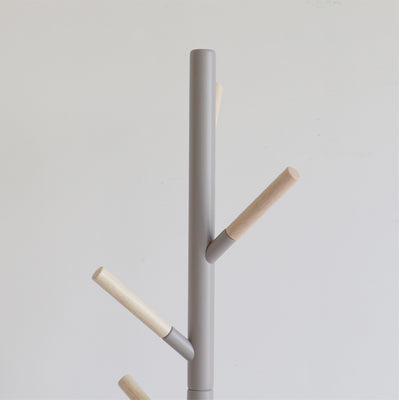 【質感で差がつくディテール】
フック部分には天然木を贅沢に使用しており、手に触れたときのぬくもりや見た目のアクセントが、日々の暮らしにやさしさを添えます。