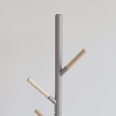 【質感で差がつくディテール】
フック部分には天然木を贅沢に使用しており、手に触れたときのぬくもりや見た目のアクセントが、日々の暮らしにやさしさを添えます。