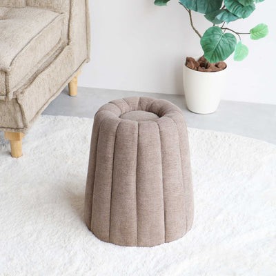 カヌレ型スツールは、お菓子のような可愛らしいフォルムが魅力のアイテムです。