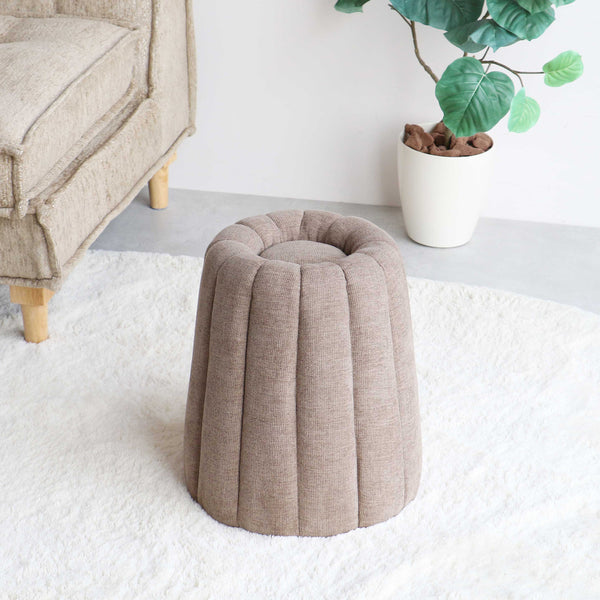 カヌレ型スツールは、お菓子のような可愛らしいフォルムが魅力のアイテムです。