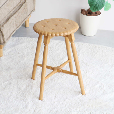 お菓子のような可愛さを感じさせる、ビスケットデザインの天然木スツール