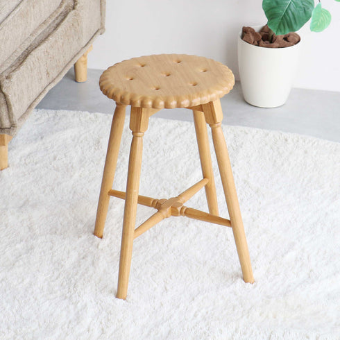お菓子のような可愛さを感じさせる、ビスケットデザインの天然木スツール