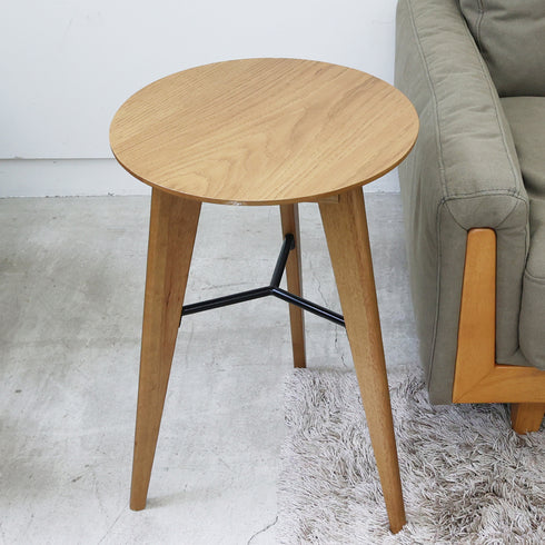 オシャレな3本脚デザインで、脚先に向かって細くなるフォルムがスタイリッシュな印象を与えます。