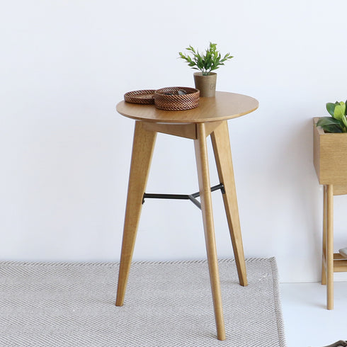 ヴィンテージナチュラルなラシックシリーズのサイドテーブルです。