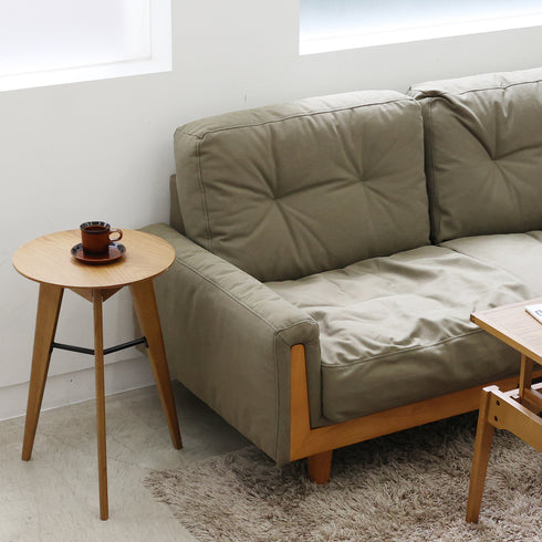 床から天板下までの高さが約58cmなので、一般的なソファのアーム部分に合わせてお使いいただけます。