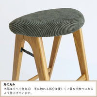 【細部へのこだわり】丁寧に面取りされた角の丸みが、手触りの良さだけでなく、お子様にも安心の優しいデザインです。