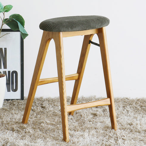 シンプルでありながら、どこか懐かしいヴィンテージ感を漂わせる木製フォールディングスツール。