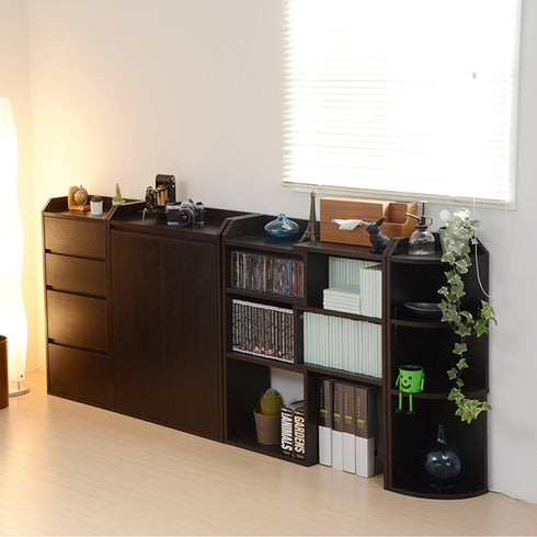 【お部屋スッキリ収納術】
リビングの窓下など、これまで使えていなかったデッドスペースを有効活用し、美しい木目調で高級感あふれるダークブラウンの家具が、お部屋をスッキリ見せてくれます。