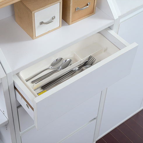 【キッチン小物もスッキリ】
チェストの引き出しは、カトラリーやキッチンツールの整理にもぴったりで、ごちゃつきがちなキッチン周りをスマートに片付けられます。