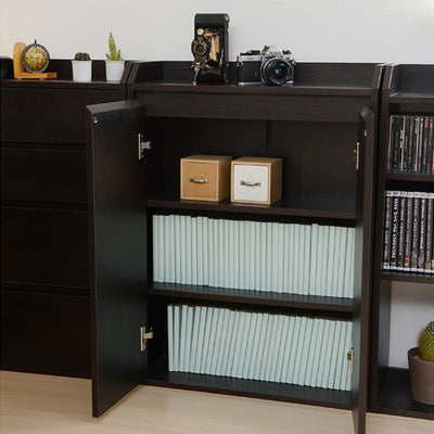 【たっぷり入る扉付き収納】
扉付きの収納棚は、本や書類などをたっぷり収納でき、可動棚で高さを調節できるから、背の高いファイルもすっきり収まります。