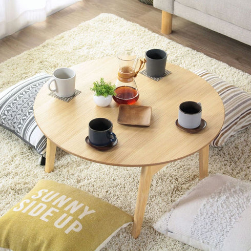 円形の天板はどの方向からでも座れて、大人4人で囲んで座ってもお使いいただけます。