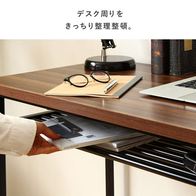 天板下には棚板が付いており、デスク周りをスッキリとお使いいただけます。