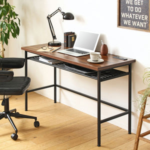 コンセント口とUSBポートを搭載した、機能的でスタイリッシュなパソコンデスク