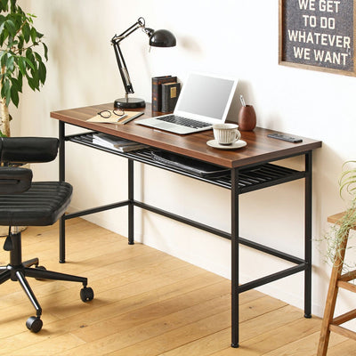 コンセント口とUSBポートを搭載した、機能的でスタイリッシュなパソコンデスク