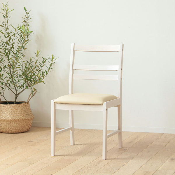 シンプルなフォルムとカラーリングが、どんなお部屋にも馴染むダイニングチェア。