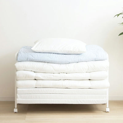 【布団がインテリアになる日】
畳んで乗せるだけで、かさばる布団がまるでショップのディスプレイのように整然と片付き、お部屋の生活感をなくします。