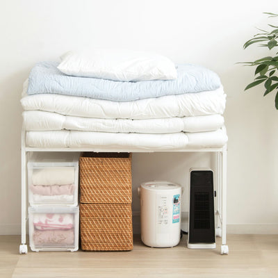 【収納力は、これ一台で2倍に】
棚の高さを変えれば、布団の下に衣装ケースや季節の家電もすっぽり収まり、お部屋の収納力が格段にアップします。