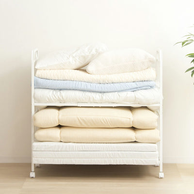 かさばりがちなシングルサイズの布団や毛布、マットレスを折り畳んですっきり収納できる布団収納ラックの2段の奥行き浅型タイプ。