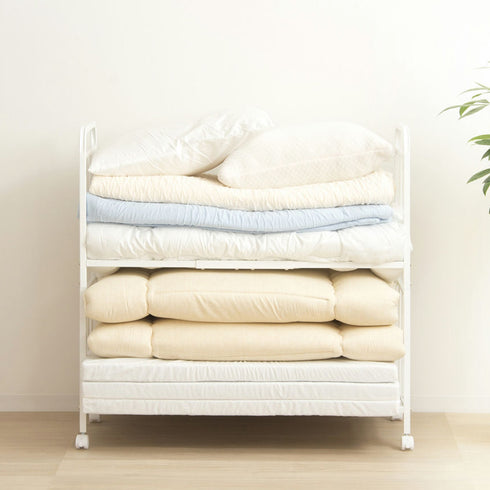 かさばりがちなシングルサイズの布団や毛布、マットレスを折り畳んですっきり収納できる布団収納ラックの2段の奥行き浅型タイプ。