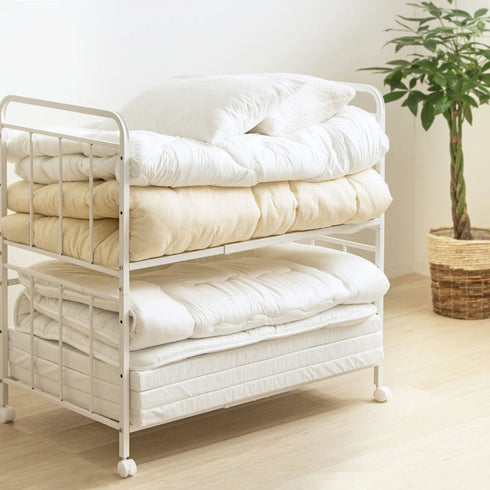 かさばりがちなシングルサイズの布団や毛布、マットレスを折り畳んですっきり収納できる布団収納ラックの2段の奥行き深型タイプ。