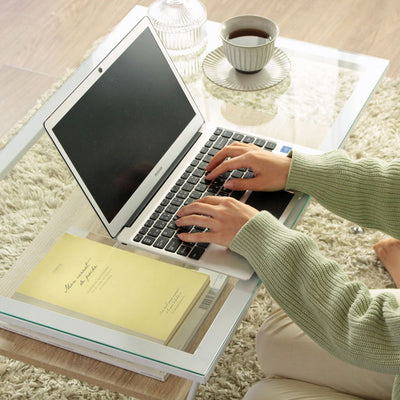 80×50cmの天板サイズは、1人使用にも2~3人掛けソファにも最適です。