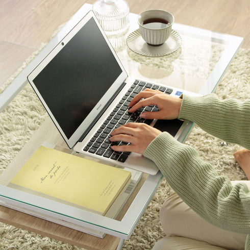 80×50cmの天板サイズは、1人使用にも2~3人掛けソファにも最適です。