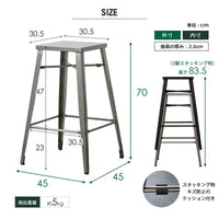 【安心設計と機能美】座面の厚み2.6cm、耐荷重80kgの頑丈な作りと、スタッキング時のキズを防ぐクッションなど、細部まで配慮された設計です。
