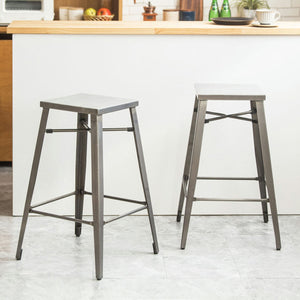 金属の質感を活かしたインダストリアルテイストのカウンターチェア。