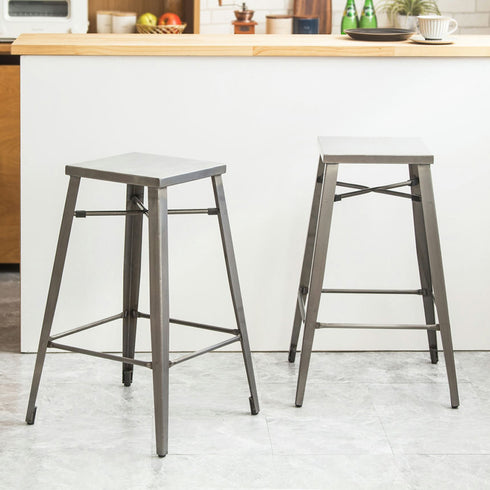 金属の質感を活かしたインダストリアルテイストのカウンターチェア。