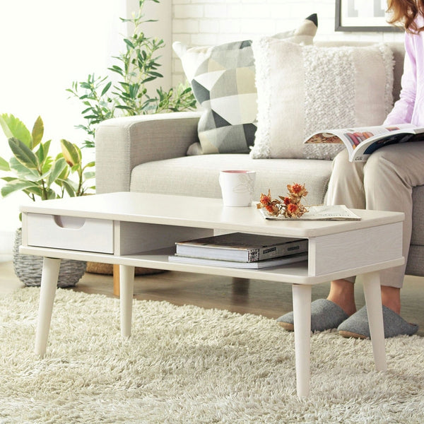 コンパクトながら引き出し収納を兼ね備え、木のぬくもりを感じさせてくれるローテーブル。