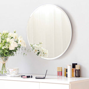 すっきりとしたノンフレームデザインが魅力のウォールミラー。