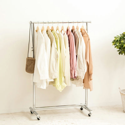 シャツやジャケットはもちろん、冬用のコートやダウンジャケットもたっぷり掛けられる一台です。