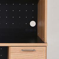 【家電の熱気も安心】背面は通気性の良いパンチングボード仕様で、家電から出る熱気がこもりにくく安心です。