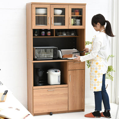 7つの豊富な収納スペースがあり、食器や調理器具、家電、キッチン雑貨、食品のストックなどをたっぷりと収納していただけます。