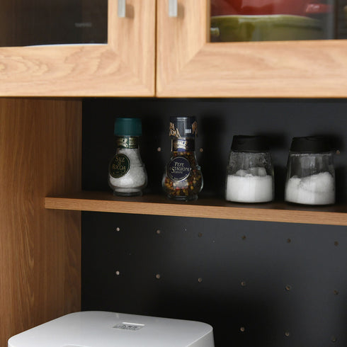 オープン部の上部奥には固定棚が付いているので、調味料などの小物類も収納しておけます。