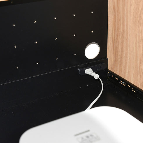 コンセントは火災を防ぐトラッキング防止機能付きで、スライド棚には落下防止バーやフルスライドレールを採用するなど機能性にも優れています。