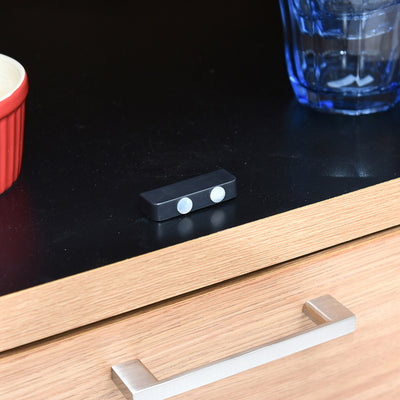 ガラス扉には、安全性と耐久性に優れた強化ガラスと、扉を閉めた際に吸音効果を発揮する戸当りクッションを採用しています。