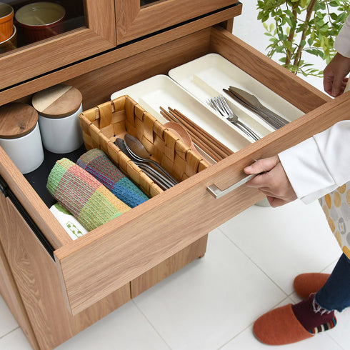 引き出しはカトラリーやふきんなどのキッチン雑貨の整理整頓にピッタリで、スムーズに開閉できるフルスライドレールを採用しています。