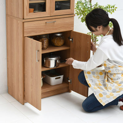 下段はお鍋などの大きな調理器具も収納可能なサイズとなっており、収納場所に困るホットプレートなども収納可能です。