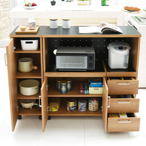 6つの豊富な収納スペースがあり、食器や調理器具、家電、キッチン雑貨、食品のストックなどをたっぷりと収納していただけます。