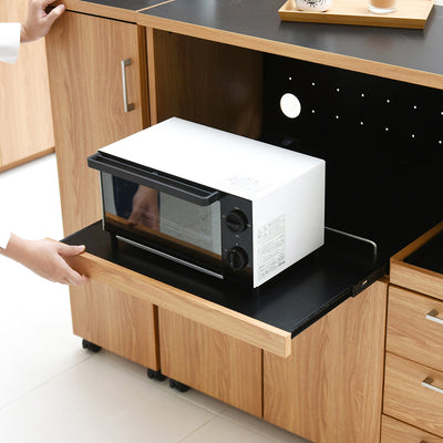 オープン部には1500Wの2口コンセントとスライド棚が付いており、背面は熱気がこもらないようパンチングボード仕様なので家電の収納に最適です。