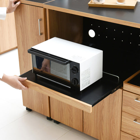 オープン部には1500Wの2口コンセントとスライド棚が付いており、背面は熱気がこもらないようパンチングボード仕様なので家電の収納に最適です。