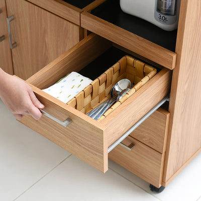 3段の引き出しはカトラリーやふきんなどのキッチン雑貨を整理整頓するのにピッタリです。