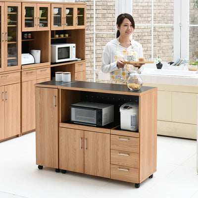 高さ895mmとちょうどいい高さの天板なので、天板の上で料理をしたり、出来上がった料理を置いたりするのに便利です。