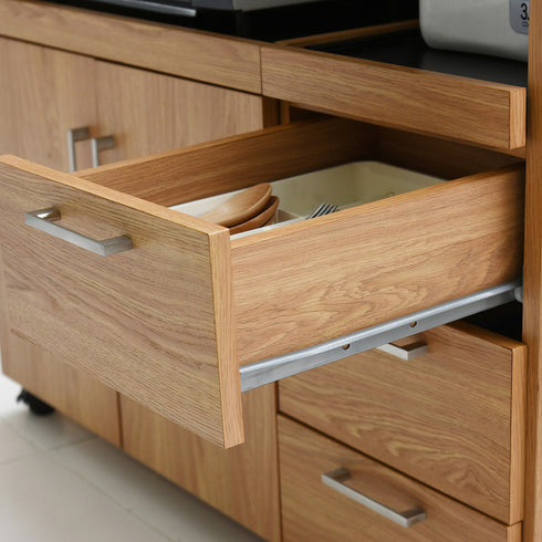 3段の引き出しはカトラリーやふきんなどのキッチン雑貨を整理整頓するのにピッタリです。