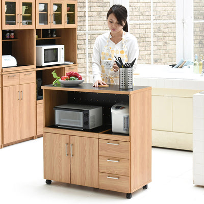 高さ895mmとちょうどいい高さの天板なので、天板の上で料理をしたり、出来上がった料理を置いたりするのに便利です。