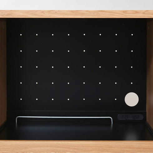 オープン部には1500Wの2口コンセントとスライド棚が付いており、背面は熱気がこもらないようパンチングボード仕様なので家電の収納に最適です。